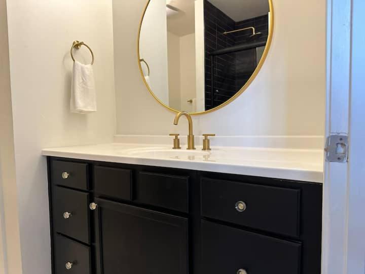 Vine City Home - Duplex - 3 Mins From Gwcc & Mercedes- Benz Stadium แอตแลนตา ภายนอก รูปภาพ
