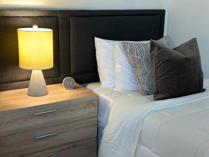Vine City Home - Duplex - 3 Mins From Gwcc & Mercedes- Benz Stadium แอตแลนตา ภายนอก รูปภาพ